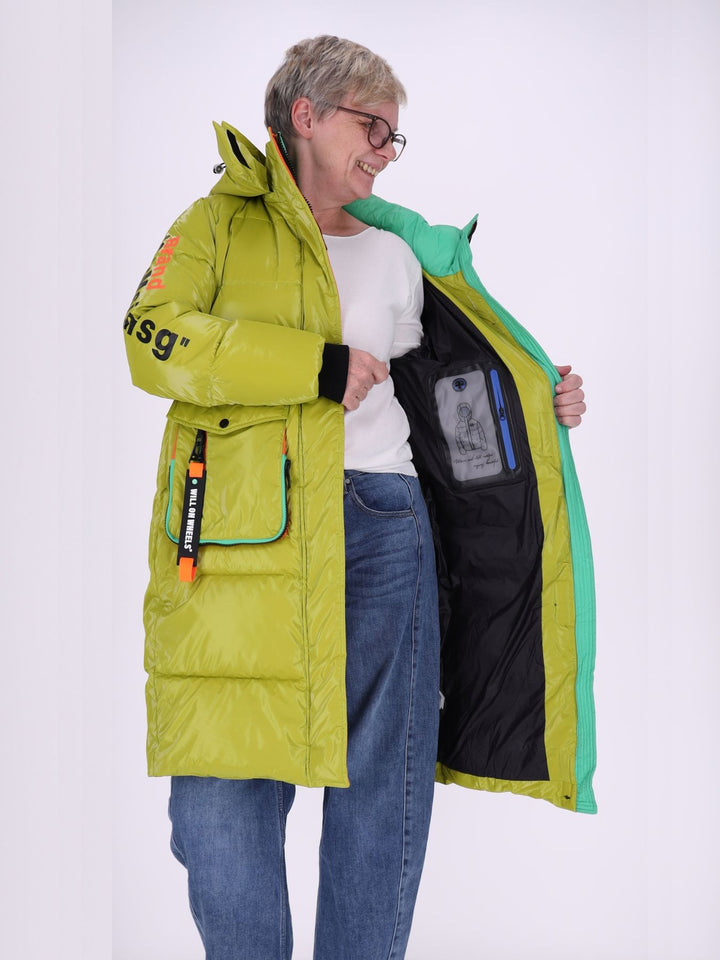 Damen Steppmantel glänzend in Limettengrün – mit aufgesetzten Taschen & Print