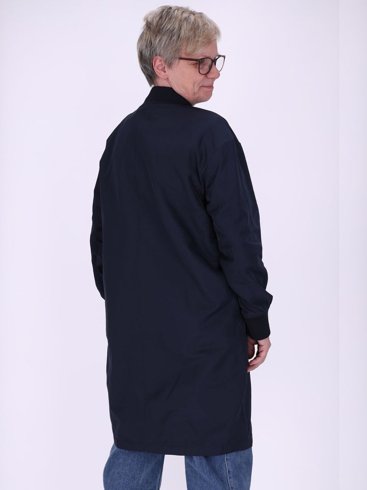 Dunkelblauer Damen Long-Blouson mit Reißverschluss – lässig, modern & zeitlos