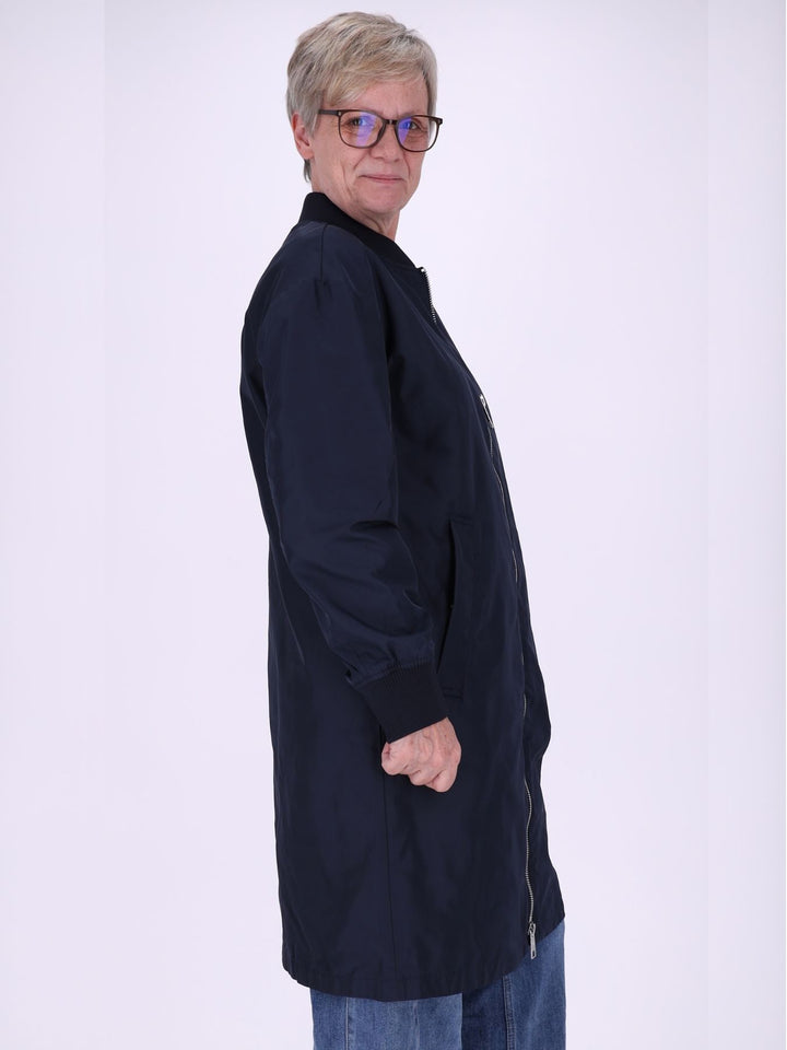 Dunkelblauer Damen Long-Blouson mit Reißverschluss – lässig, modern & zeitlos