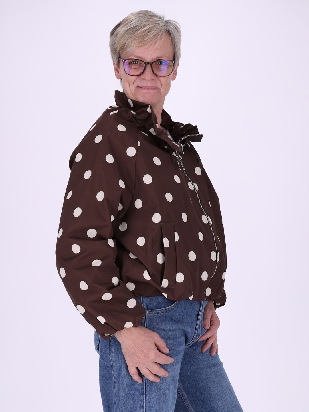 Leichte Damenjacke in Braun mit weißen Polka Dots
