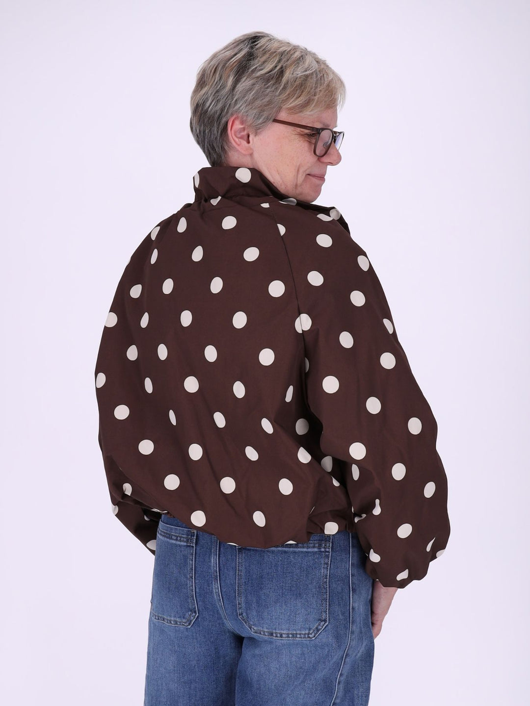 Leichte Damenjacke in Braun mit weißen Polka Dots