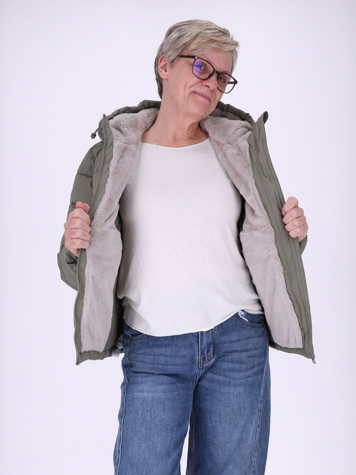 Grüne Damen Steppjacke mit Fake-Fur-Futter & recyceltem Polyamid – kuschelig, modern & vielseitig