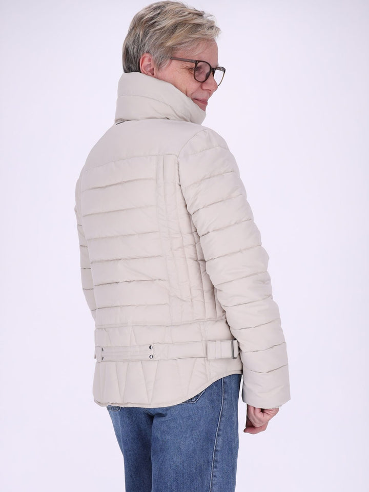 Beige Damenjacke figurbetont mit BIONIC-FINISH® ECO & REPREVE® – wasserabweisend, modern & feminin