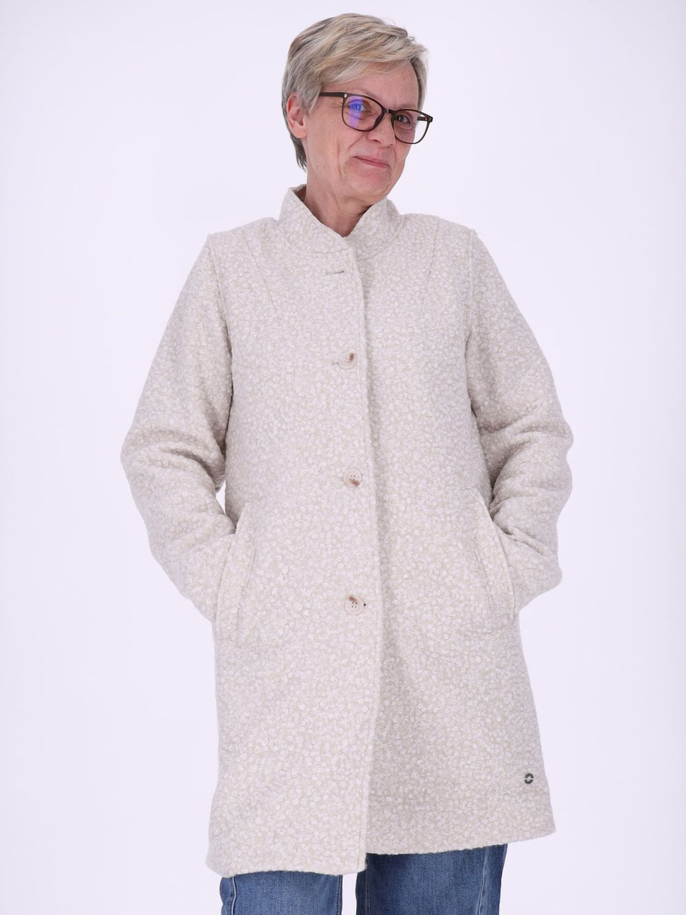 Weißer Damen Bouclé-Mantel mit abtrennbarer Stepp-Innenjacke – elegant, vielseitig & mit recycelten Materialien