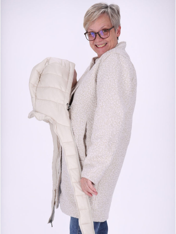 Weißer Damen Bouclé-Mantel mit abtrennbarer Stepp-Innenjacke – elegant, vielseitig & mit recycelten Materialien