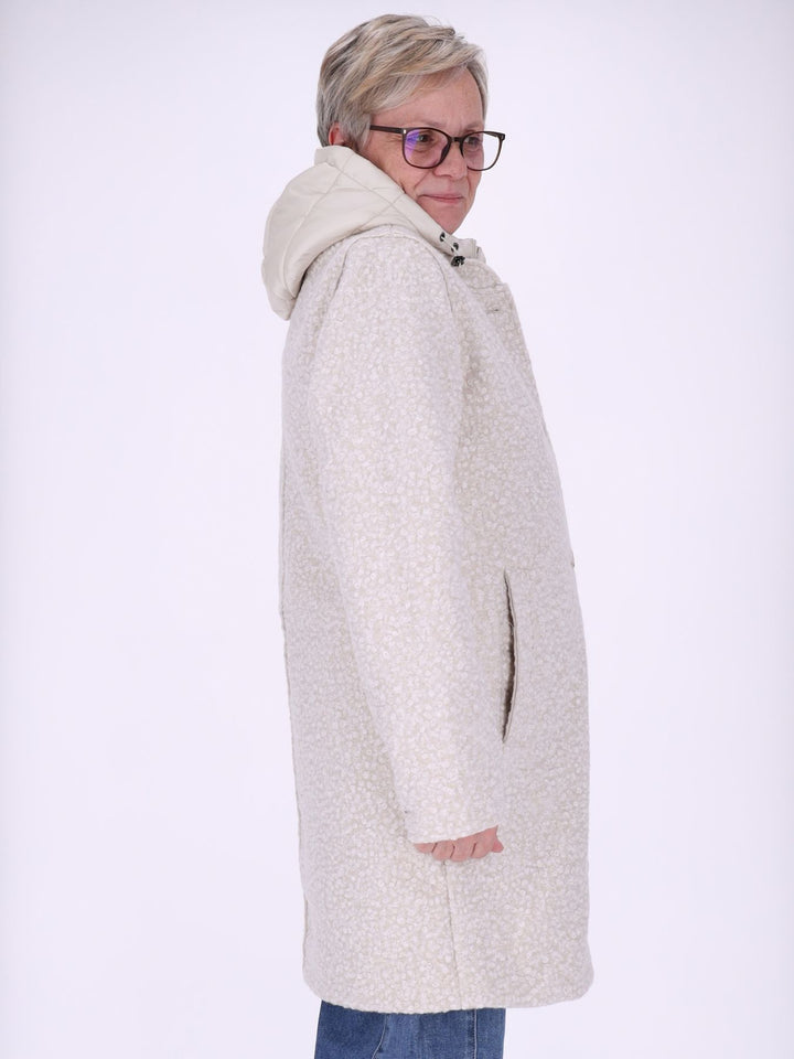 Weißer Damen Bouclé-Mantel mit abtrennbarer Stepp-Innenjacke – elegant, vielseitig & mit recycelten Materialien