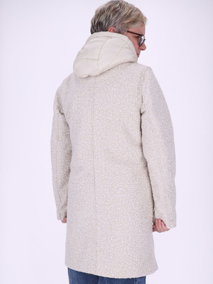 Weißer Damen Bouclé-Mantel mit abtrennbarer Stepp-Innenjacke – elegant, vielseitig & mit recycelten Materialien