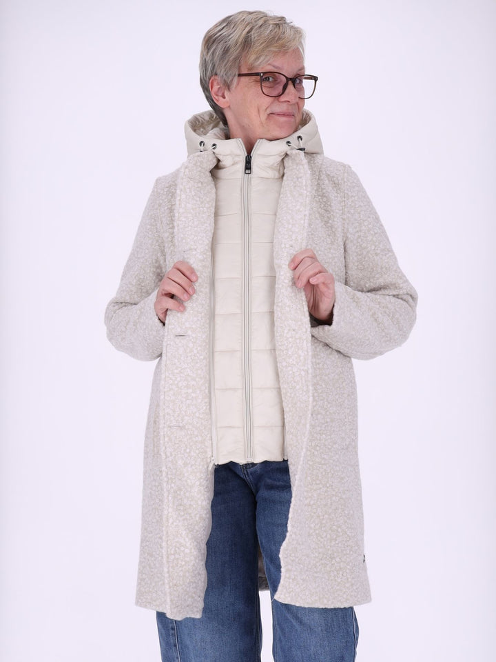 Weißer Damen Bouclé-Mantel mit abtrennbarer Stepp-Innenjacke – elegant, vielseitig & mit recycelten Materialien