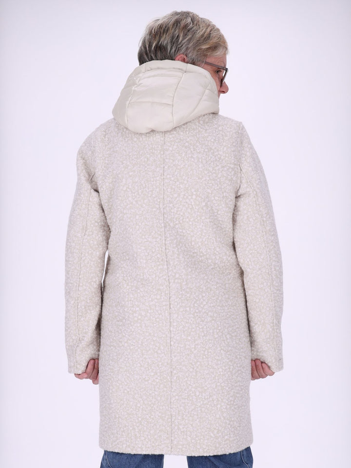 Weißer Damen Bouclé-Mantel mit abtrennbarer Stepp-Innenjacke – elegant, vielseitig & mit recycelten Materialien