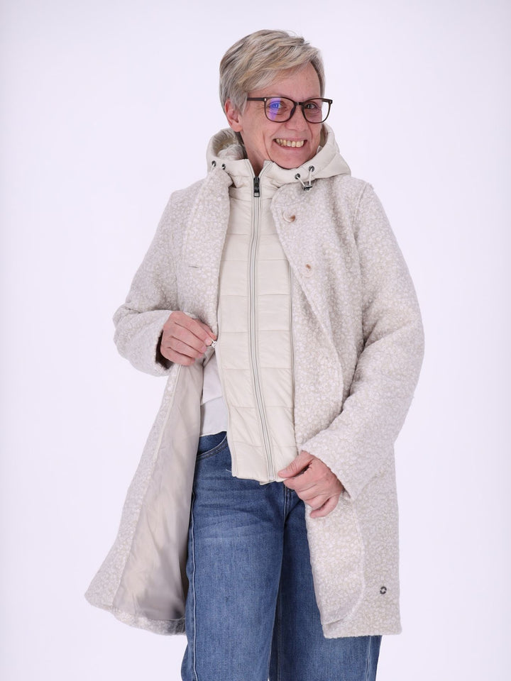 Weißer Damen Bouclé-Mantel mit abtrennbarer Stepp-Innenjacke – elegant, vielseitig & mit recycelten Materialien