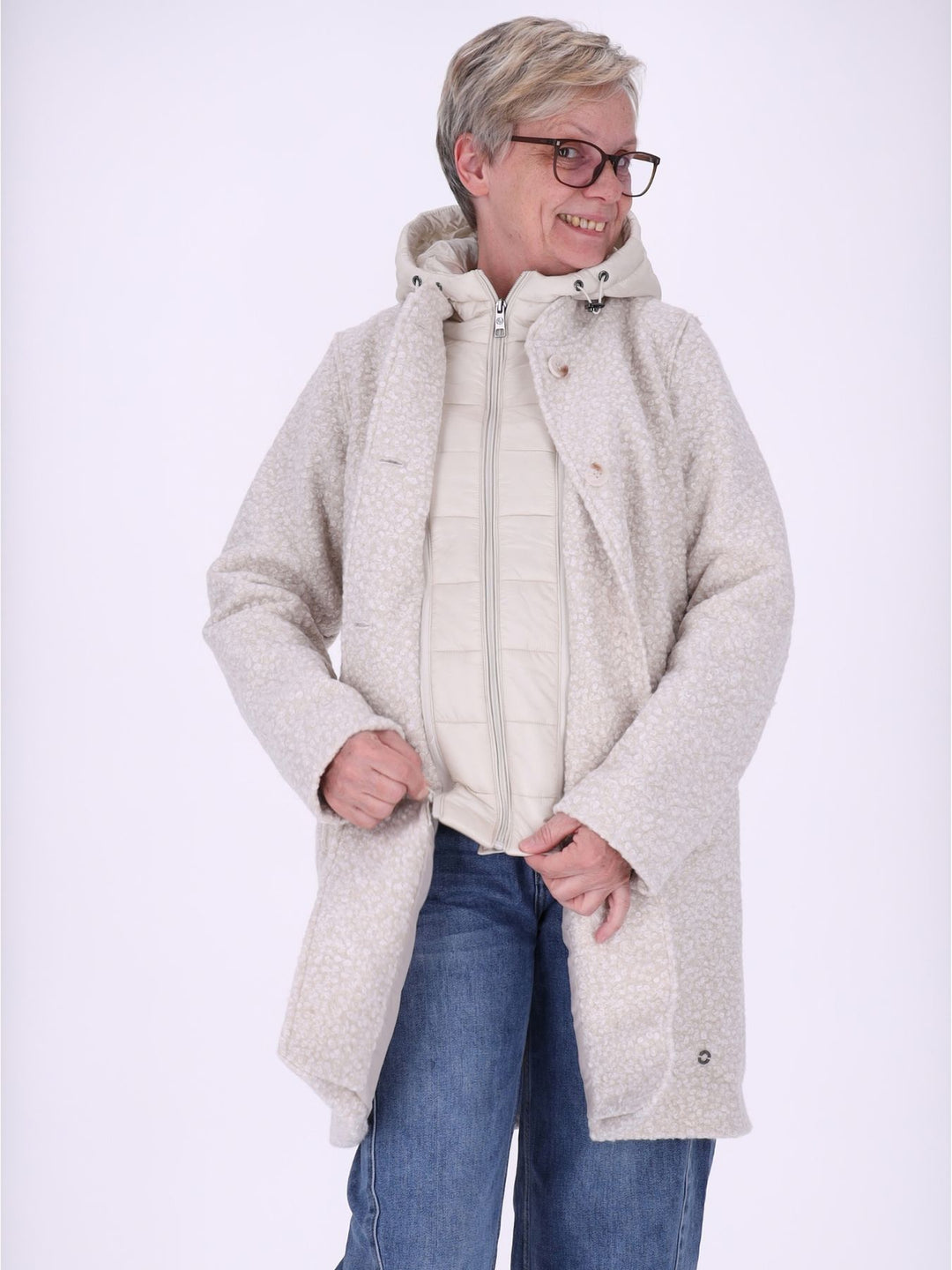 Weißer Damen Bouclé-Mantel mit abtrennbarer Stepp-Innenjacke – elegant, vielseitig & mit recycelten Materialien