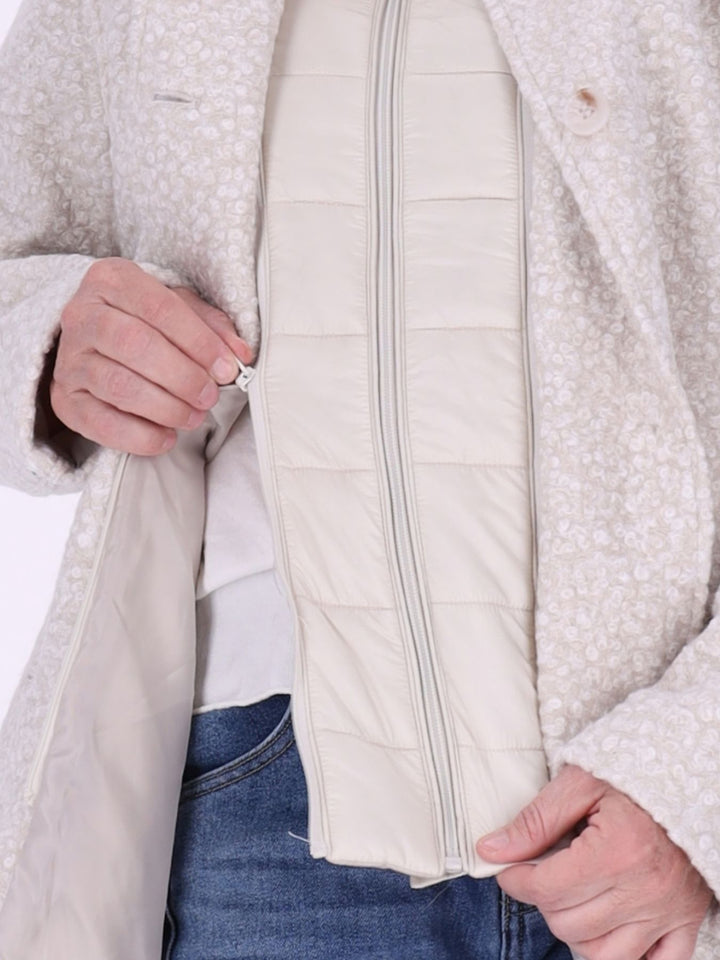 Weißer Damen Bouclé-Mantel mit abtrennbarer Stepp-Innenjacke – elegant, vielseitig & mit recycelten Materialien