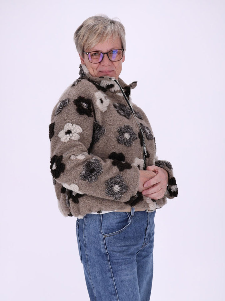Damen Teddy-Fleecejacke kurz mit Blütenmuster in Fango – kuschelig, modern & floral