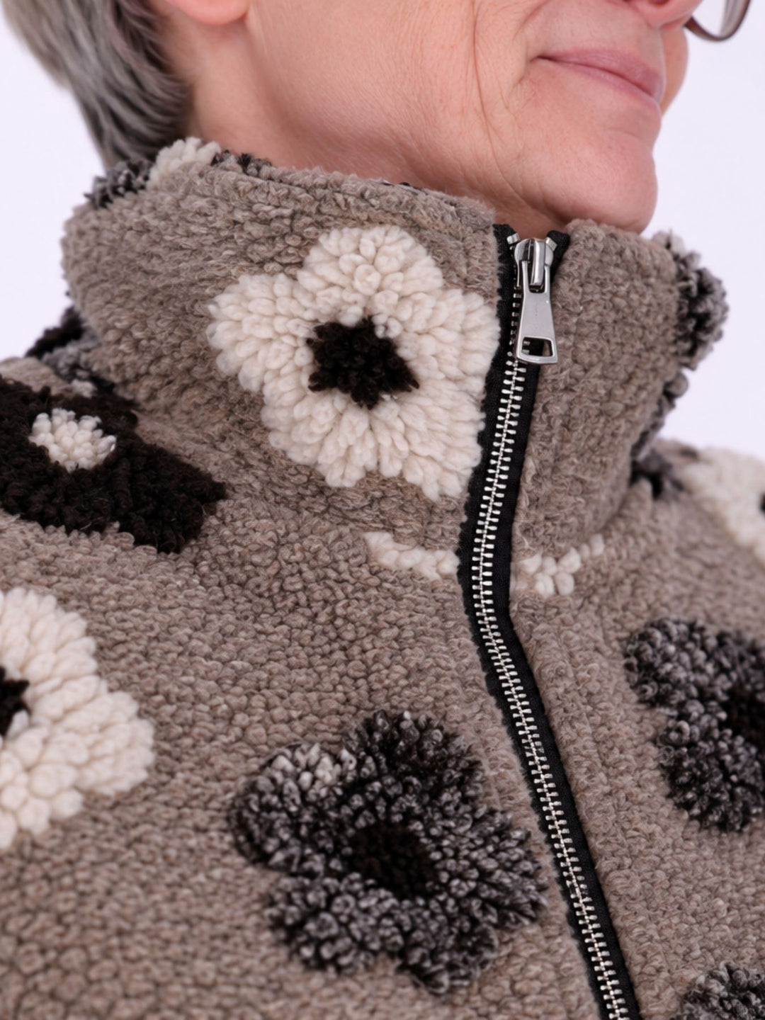 Damen Teddy-Fleecejacke kurz mit Blütenmuster in Fango – kuschelig, modern & floral
