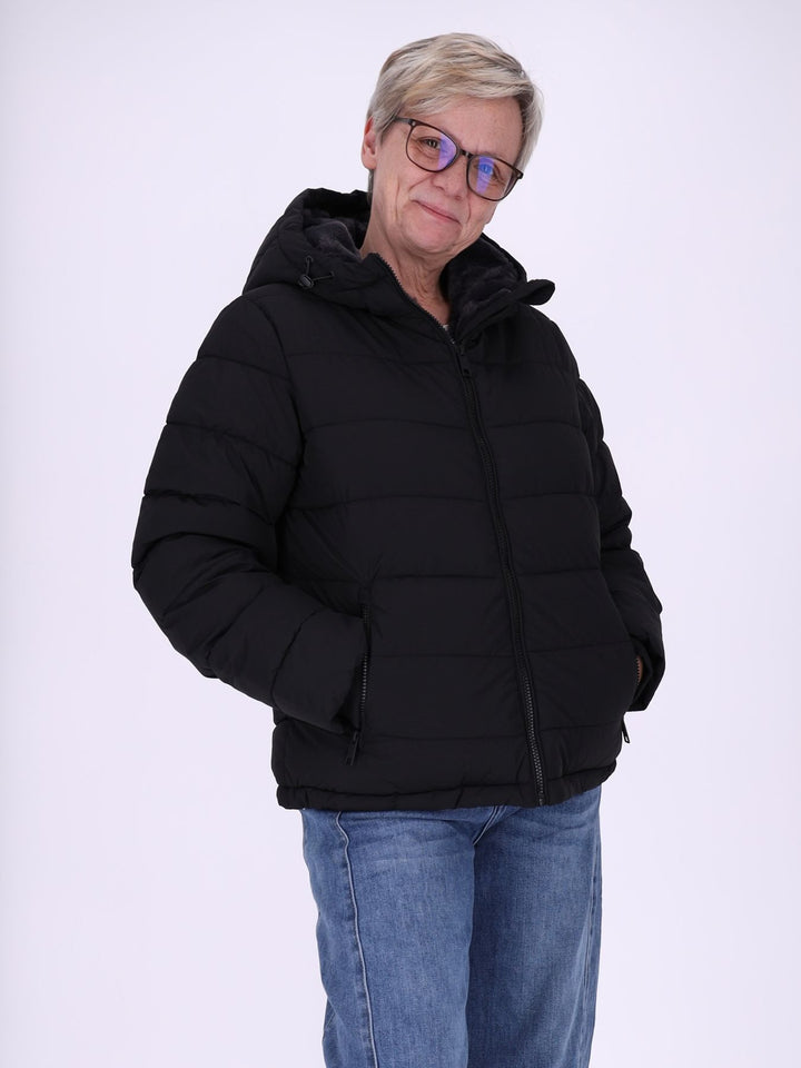 Schwarze Damen Steppjacke mit Fake-Fur-Futter & recyceltem Material – kuschelig, modern & vielseitig