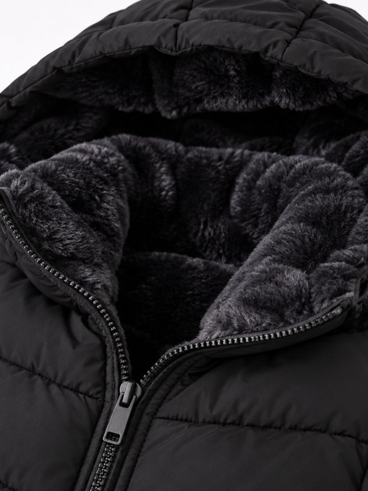 Schwarze Damen Steppjacke mit Fake-Fur-Futter & recyceltem Material – kuschelig, modern & vielseitig
