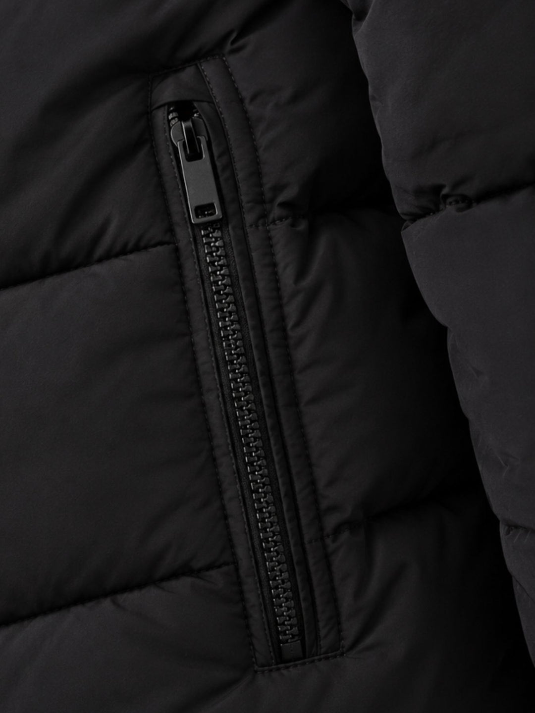 Schwarze Damen Steppjacke mit Fake-Fur-Futter & recyceltem Material – kuschelig, modern & vielseitig