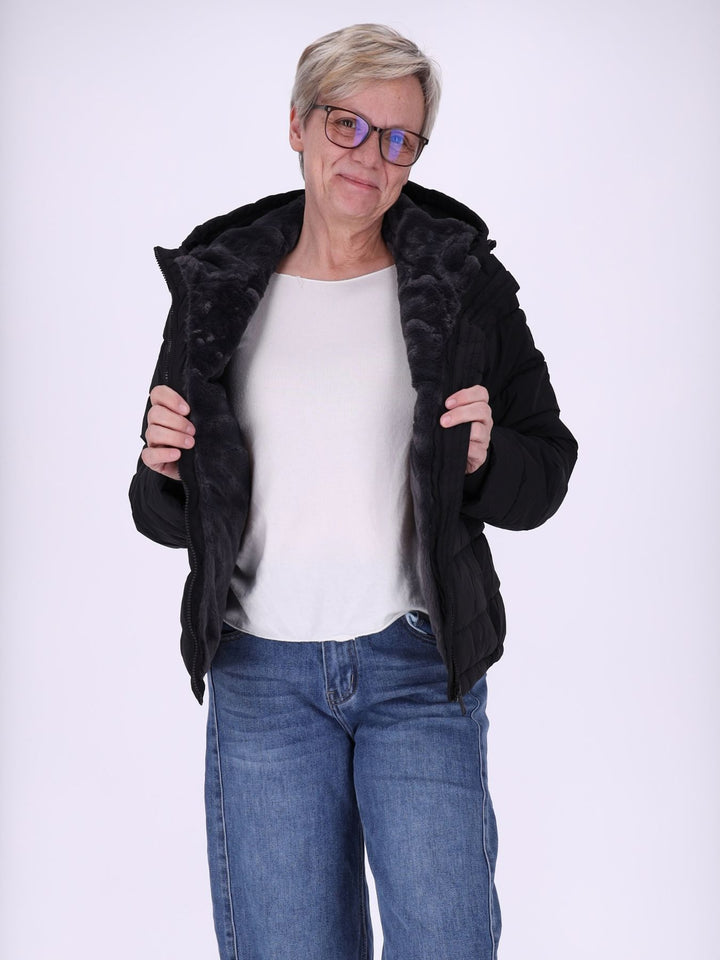 Schwarze Damen Steppjacke mit Fake-Fur-Futter & recyceltem Material – kuschelig, modern & vielseitig