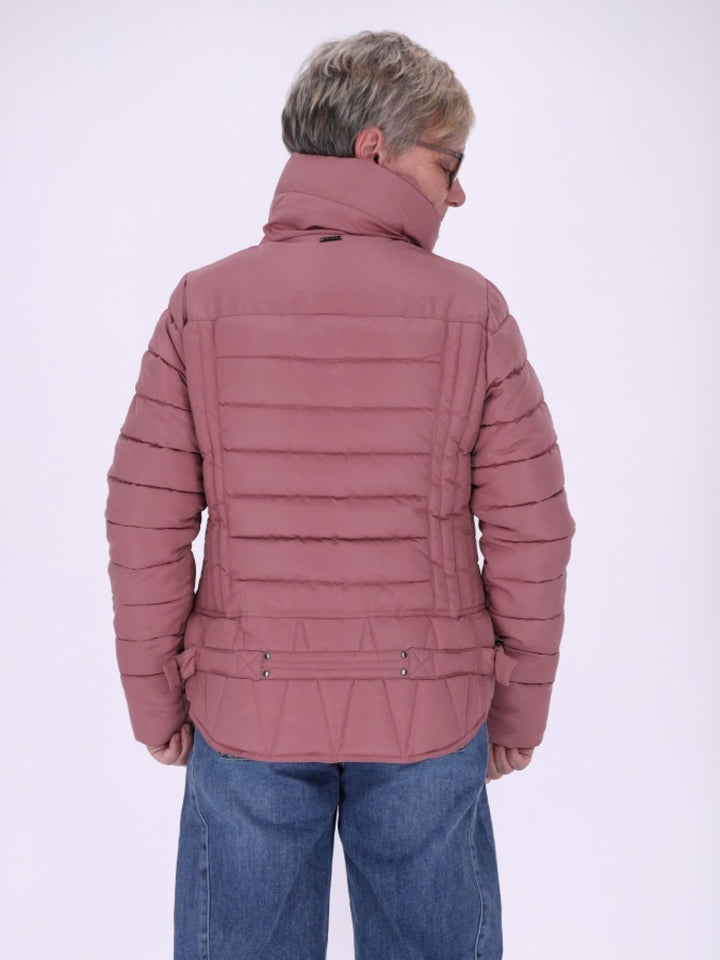 Pinke Damenjacke figurbetont mit recyceltem Polyester – feminin, modern & farbenfroh