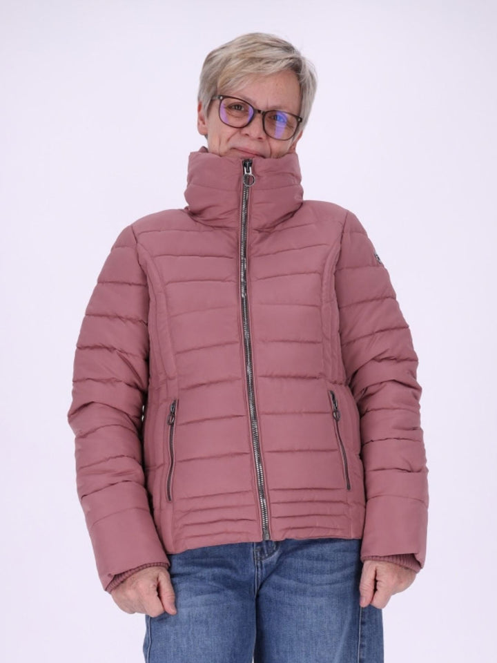 Pinke Damenjacke figurbetont mit recyceltem Polyester – feminin, modern & farbenfroh