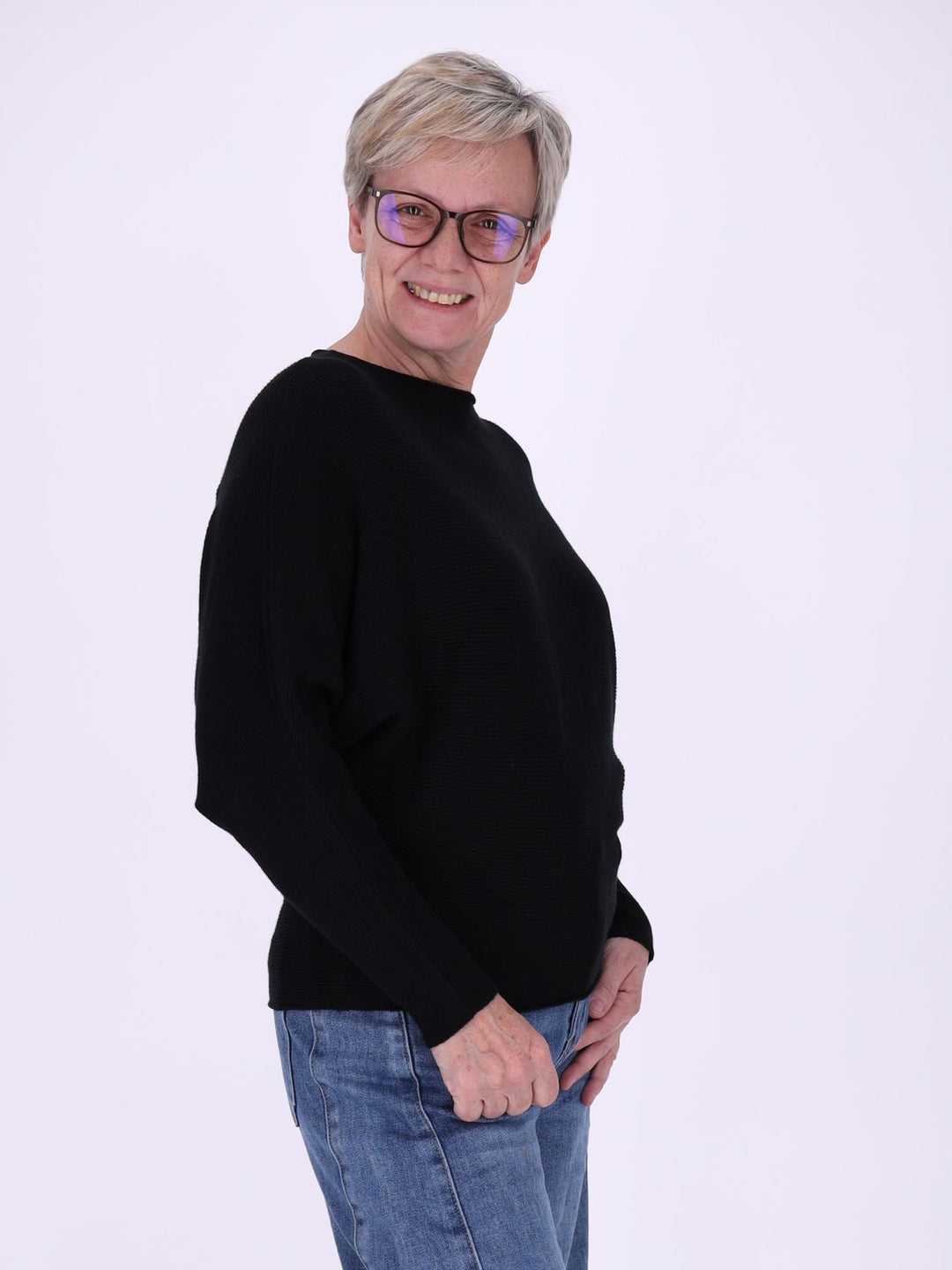 Schwarzer Damen Strickpullover mit Fledermausärmeln – elegant, weich & modern