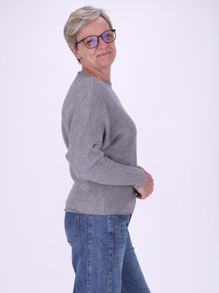 Grauer Damen Strickpullover mit Fledermausärmeln – weich, modern & vielseitig kombinierbar