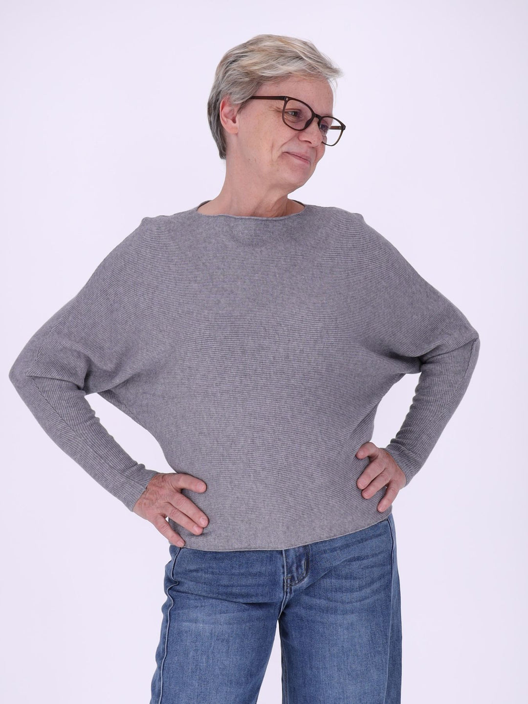 Grauer Damen Strickpullover mit Fledermausärmeln – weich, modern & vielseitig kombinierbar