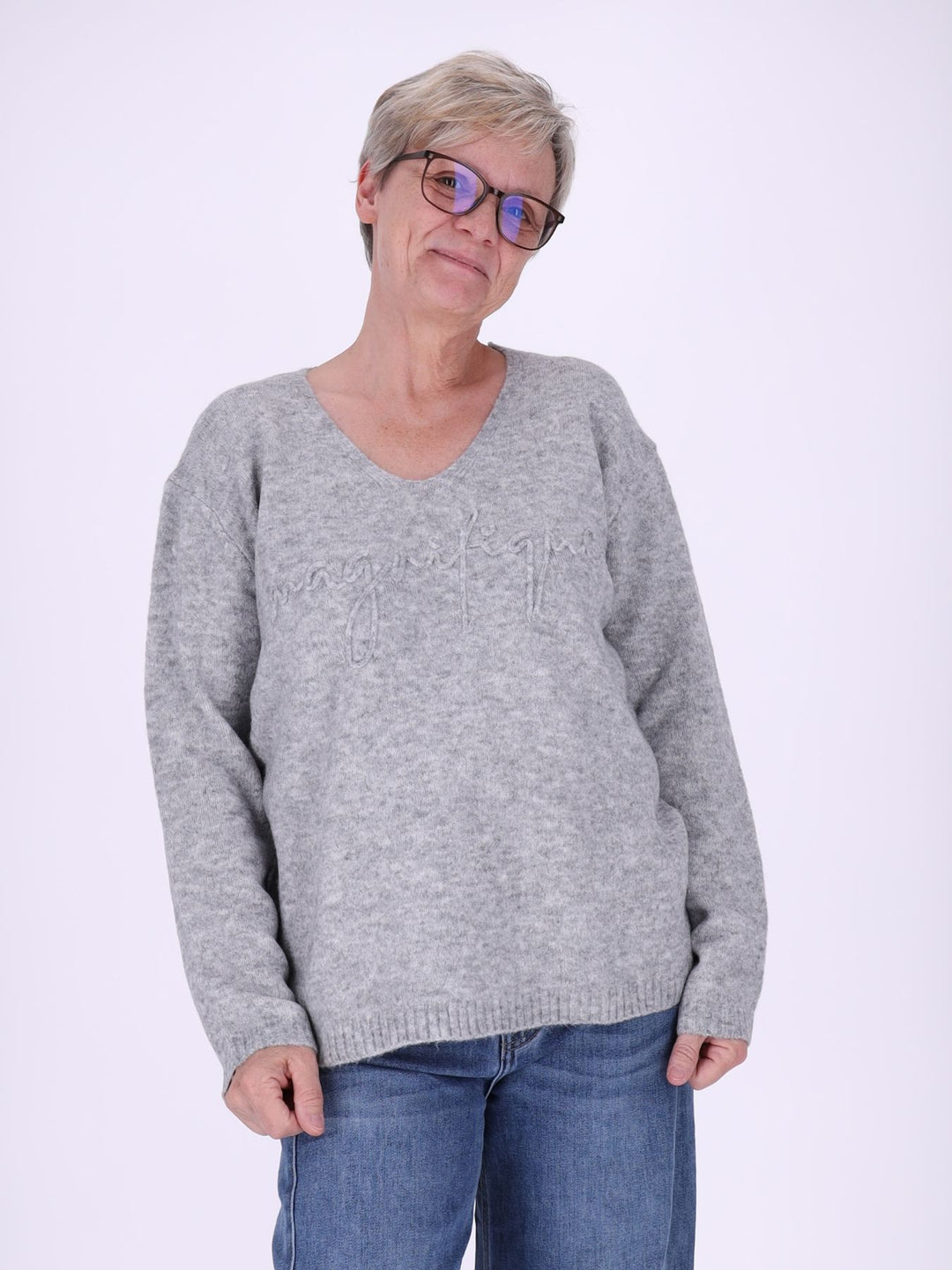 Damen Strickpullover mit Schriftzug in Grau – weich, modern & vielseitig kombinierbar