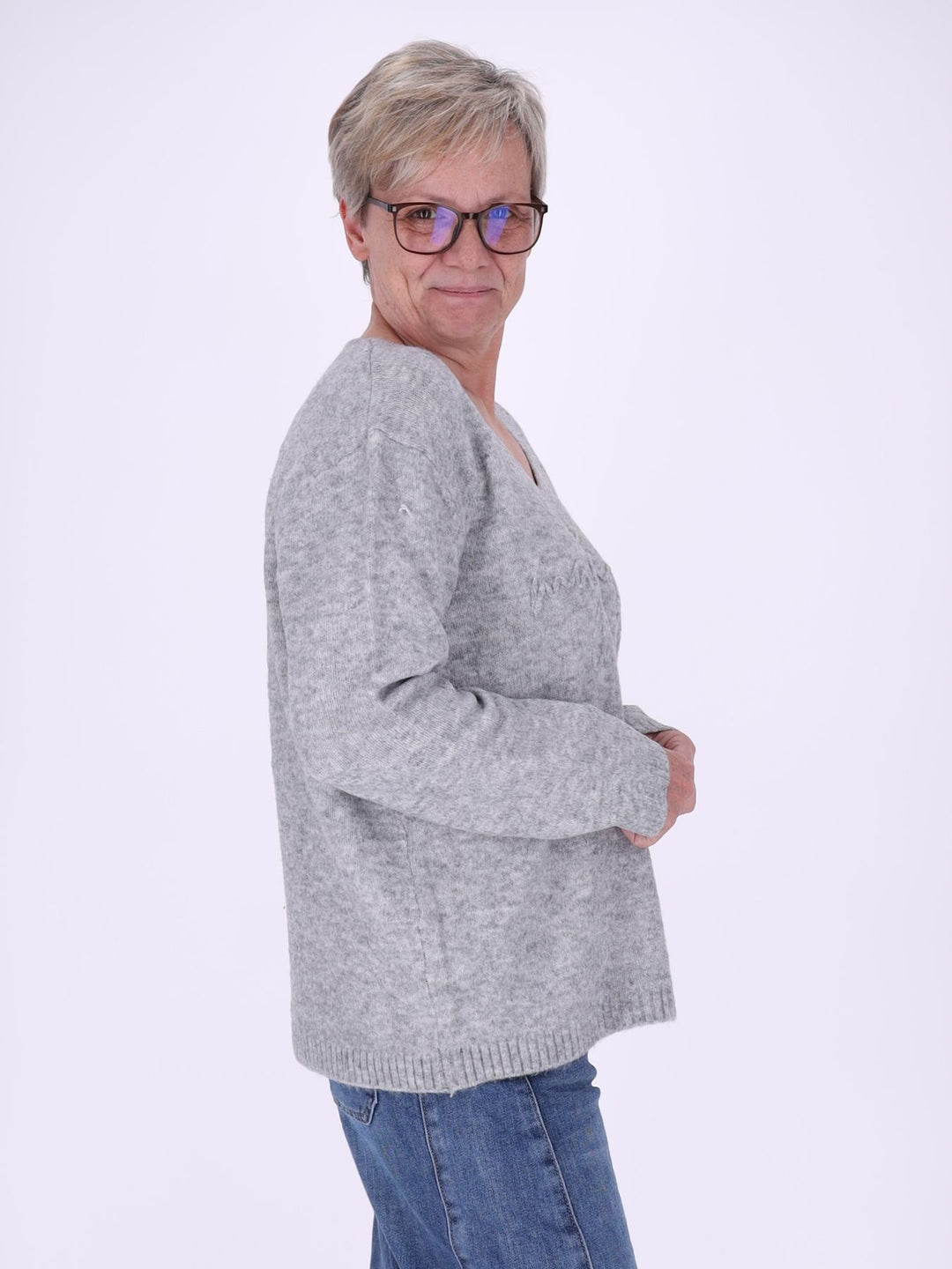 Damen Strickpullover mit Schriftzug in Grau – weich, modern & vielseitig kombinierbar
