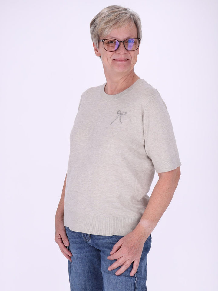 Strick T-Shirt Damen mit Perlenschleife – Beige | Elegant & feminin