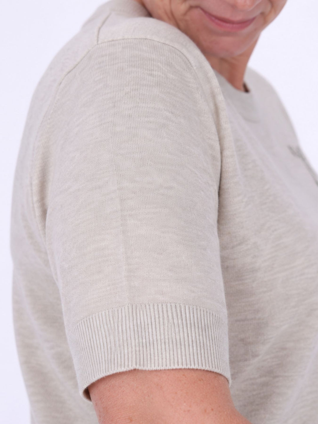Strick T-Shirt Damen mit Perlenschleife – Beige | Elegant & feminin