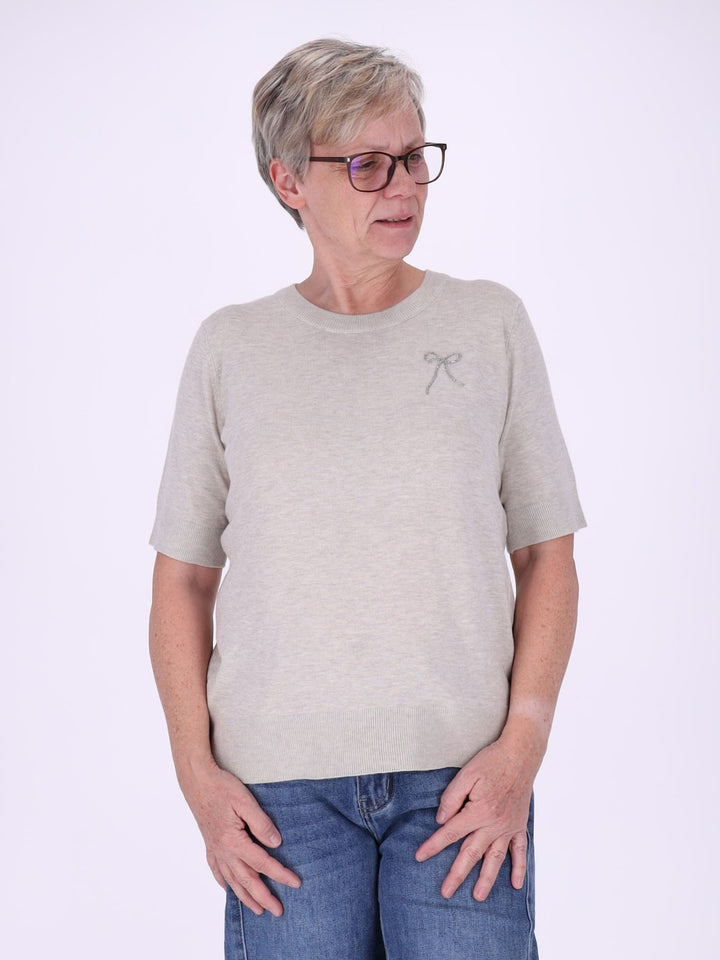 Strick T-Shirt Damen mit Perlenschleife – Beige | Elegant & feminin