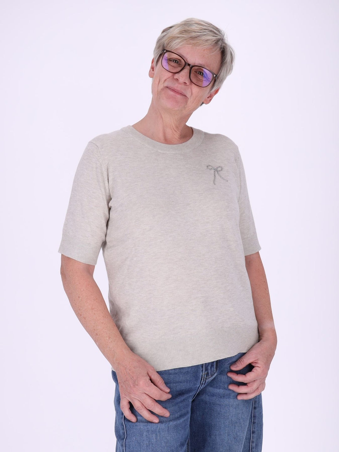 Strick T-Shirt Damen mit Perlenschleife – Beige | Elegant & feminin