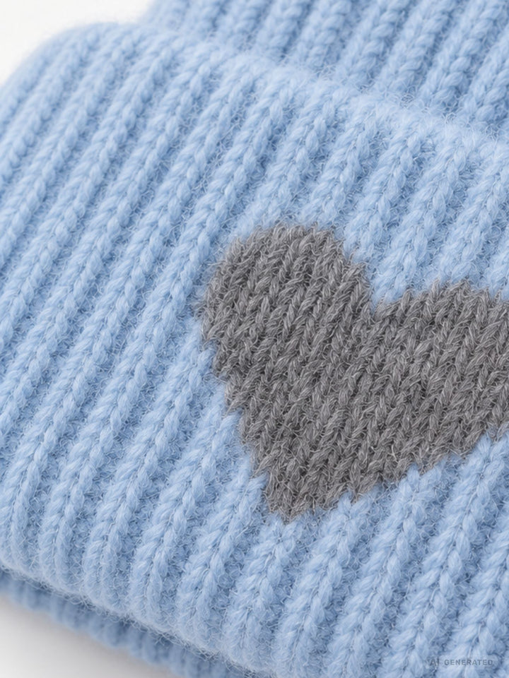Damen Strickmütze Hellblau mit grauem Herz – Kuschelig, modern & liebevoll