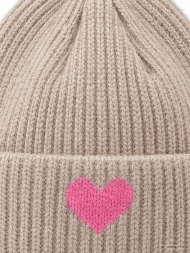 Damen Strickmütze Beige mit pinkem Herz – Kuschelig, modern & liebevoll