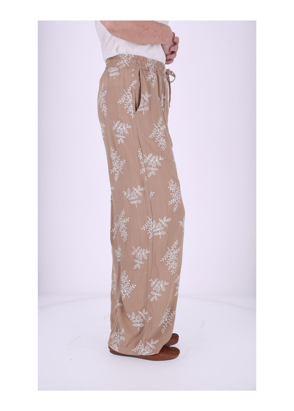 Damen Schlupfhose mit Flockprint – Braun
