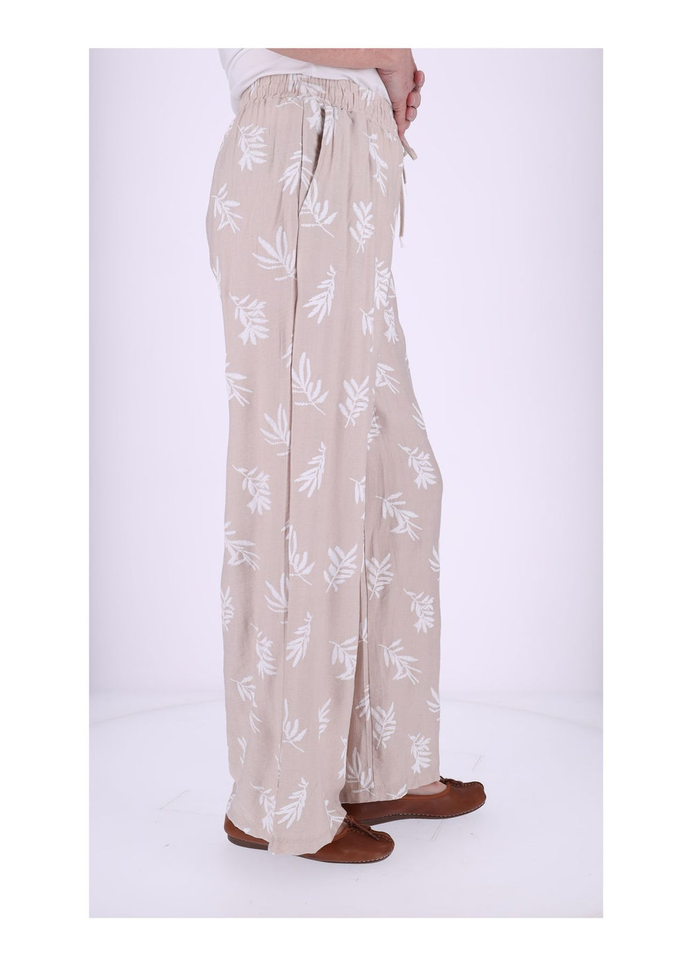Damen Schlupfhose mit Palmwedel-Print – Beige