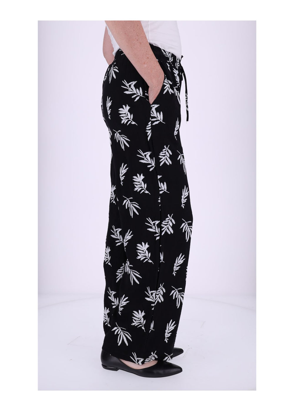 Damen Schlupfhose mit Palmwedel-Print – Schwarz