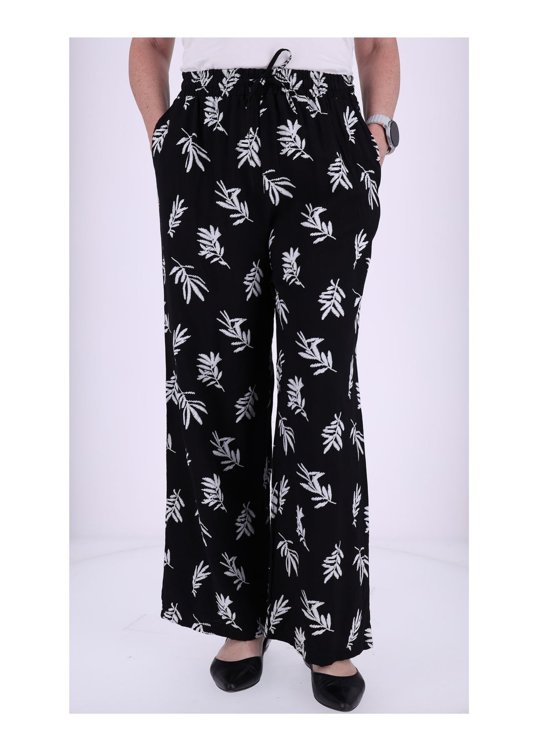 Damen Schlupfhose mit Palmwedel-Print – Schwarz