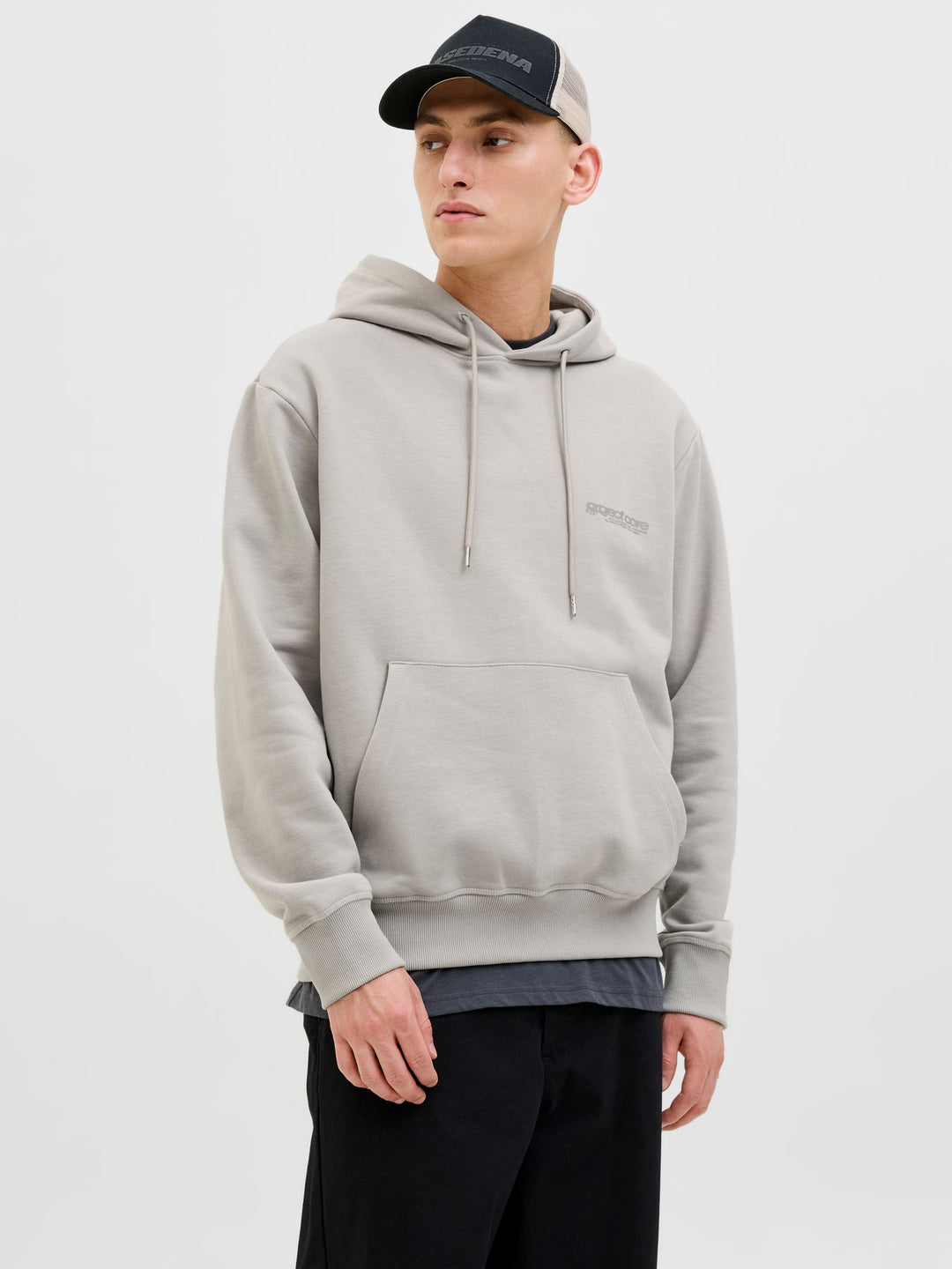 Beiges Herren-Sweatshirt – Mann leicht seitlich mit Cap.
