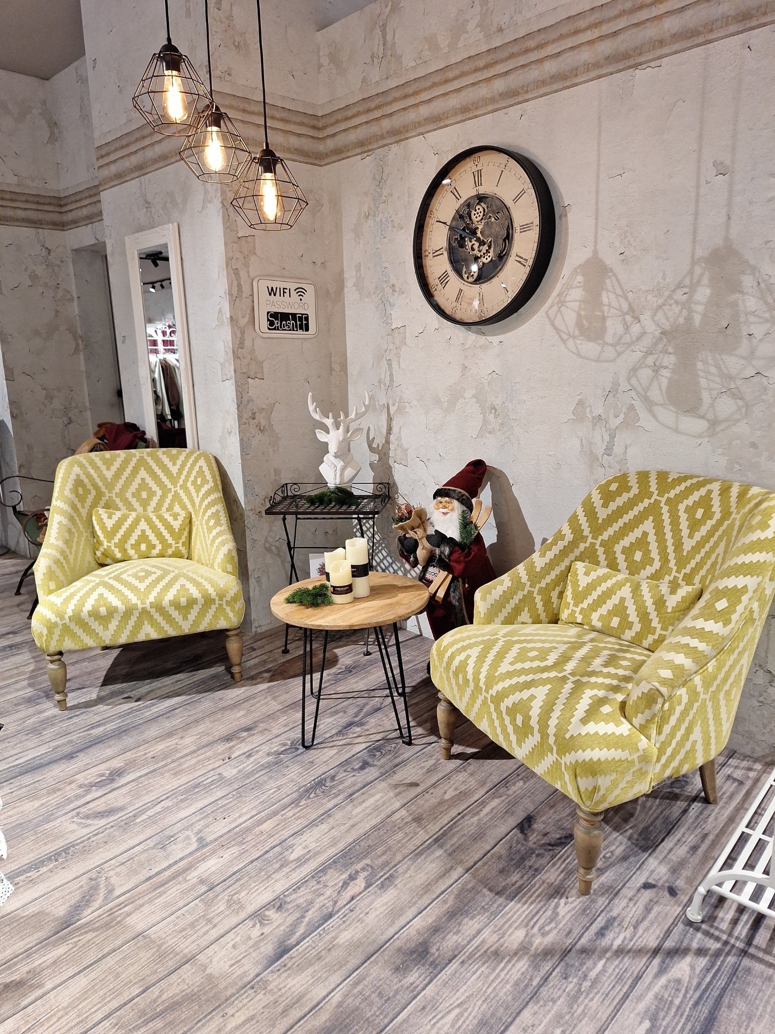 Sitzecke im Laden mit zwei Stühlen und Tisch