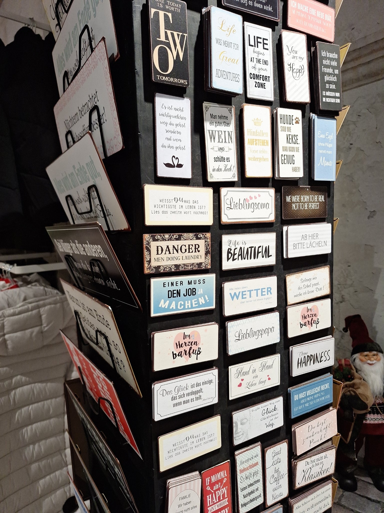 Aufsteller vor dem Shop mit verschiedenen Magneten und Schildern